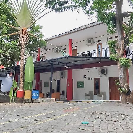 Rumah Panggung Guest House Syariah Mitra Reddoorz Cirebon Exteriér fotografie