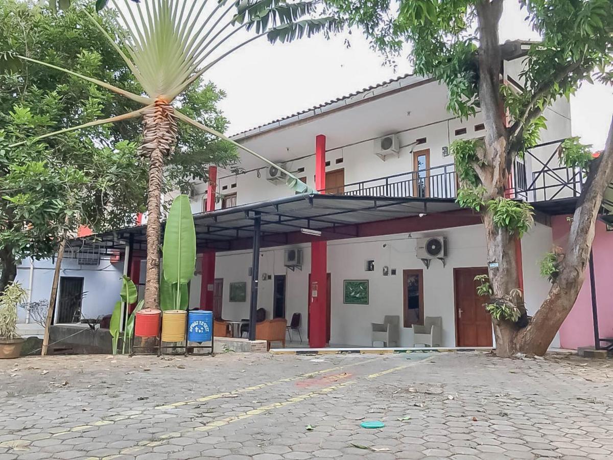 Rumah Panggung Guest House Syariah Mitra Reddoorz Cirebon Exteriér fotografie